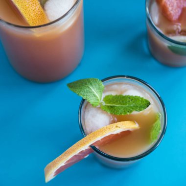 Pembe mavi bir arka plan üzerinde kokteyl