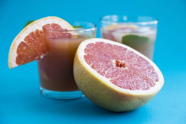 Pembe mavi bir arka plan üzerinde kokteyl