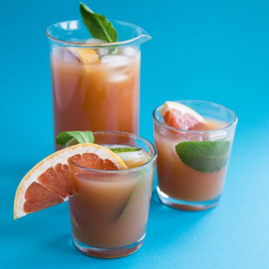 Pembe mavi bir arka plan üzerinde kokteyl