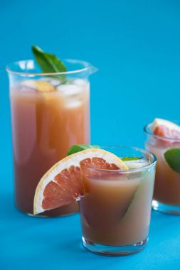 Pembe mavi bir arka plan üzerinde kokteyl