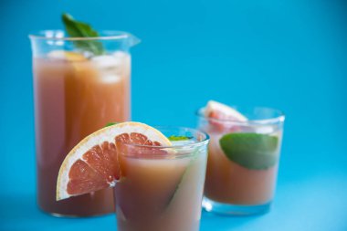 Pembe mavi bir arka plan üzerinde kokteyl