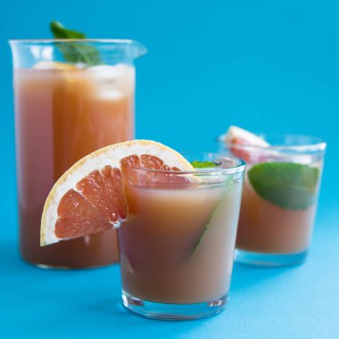 Pembe mavi bir arka plan üzerinde kokteyl