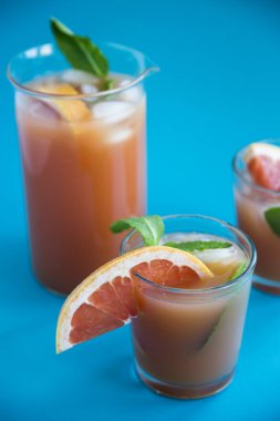 Pembe mavi bir arka plan üzerinde kokteyl