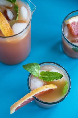 Pembe mavi bir arka plan üzerinde kokteyl