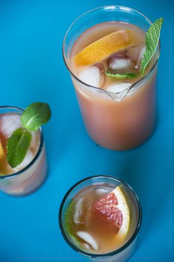 Pembe mavi bir arka plan üzerinde kokteyl