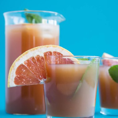 Pembe mavi bir arka plan üzerinde kokteyl