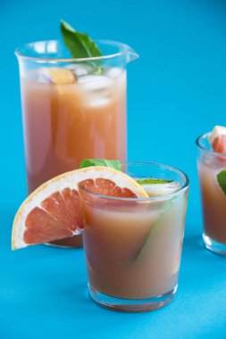 Pembe mavi bir arka plan üzerinde kokteyl