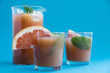 Pembe mavi bir arka plan üzerinde kokteyl