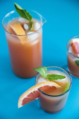 Pembe mavi bir arka plan üzerinde kokteyl