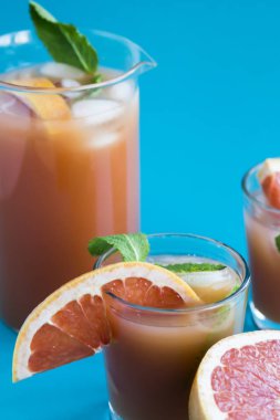 Pembe mavi bir arka plan üzerinde kokteyl