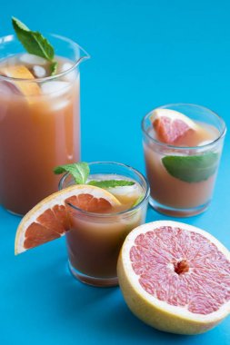 Pembe mavi bir arka plan üzerinde kokteyl