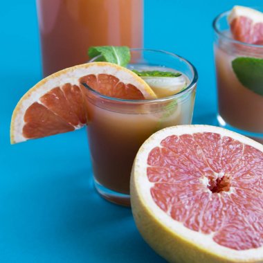 Pembe mavi bir arka plan üzerinde kokteyl