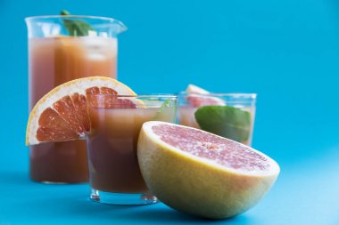 Pembe mavi bir arka plan üzerinde kokteyl