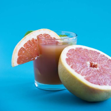 Pembe mavi bir arka plan üzerinde kokteyl