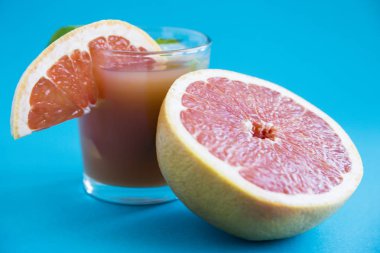 Pembe mavi bir arka plan üzerinde kokteyl