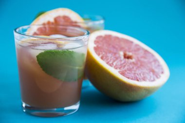 Pembe mavi bir arka plan üzerinde kokteyl