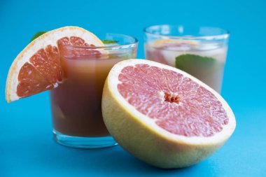 Pembe mavi bir arka plan üzerinde kokteyl