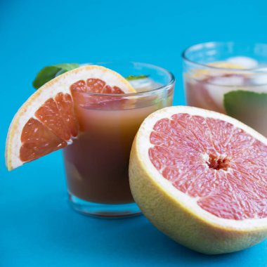 Pembe mavi bir arka plan üzerinde kokteyl