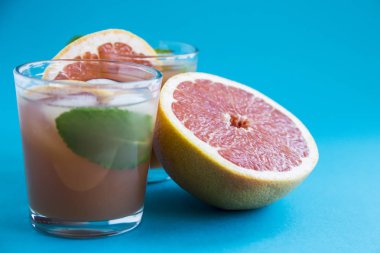 Pembe mavi bir arka plan üzerinde kokteyl