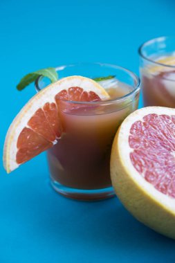 Pembe mavi bir arka plan üzerinde kokteyl