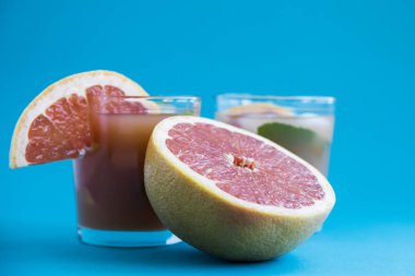 Pembe mavi bir arka plan üzerinde kokteyl