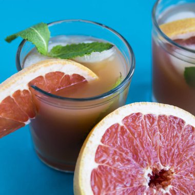 Pembe mavi bir arka plan üzerinde kokteyl