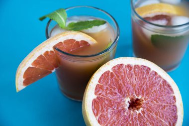 Pembe mavi bir arka plan üzerinde kokteyl