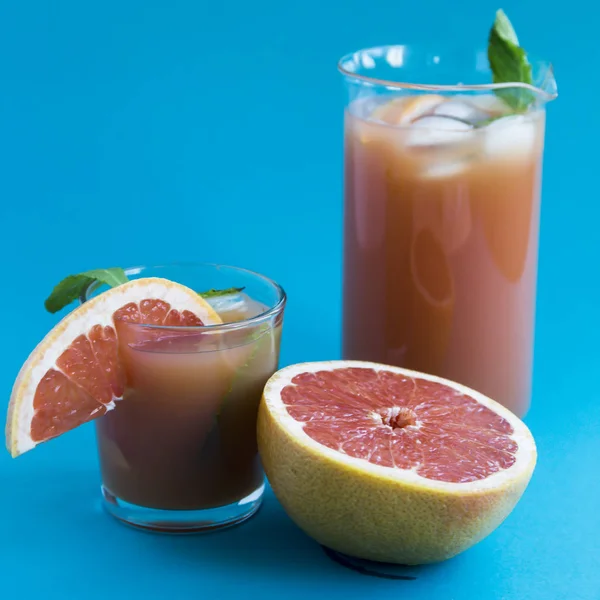 Pembe mavi bir arka plan üzerinde kokteyl