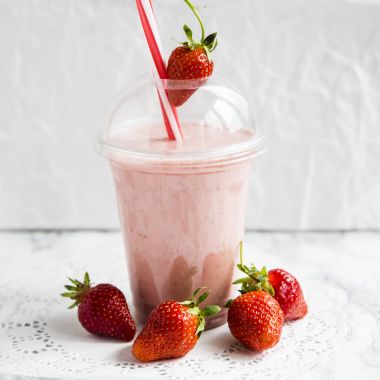 Plastik bir kap içinde gitmek için sağlıklı yaz smoothies