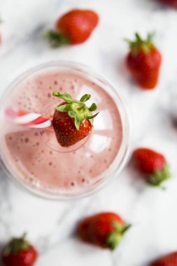 Plastik bir kap içinde gitmek için sağlıklı yaz smoothies