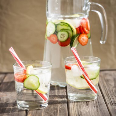 Buz ile Diyet içeceği. Kalori olmadan