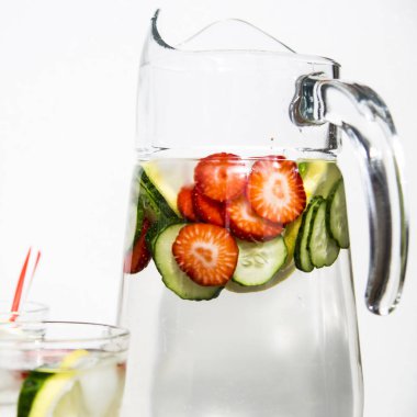 Buz ile Diyet içeceği. Kalori olmadan