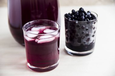 Sakinleş ve vitamin almak için yaz berry içki
