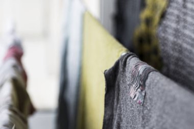 Temiz yıkanmış çamaşır evde kurutulur