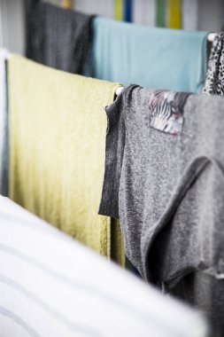 Temiz yıkanmış çamaşır evde kurutulur