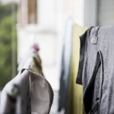 Temiz yıkanmış çamaşır evde kurutulur