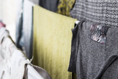 Temiz yıkanmış çamaşır evde kurutulur