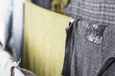 Temiz yıkanmış çamaşır evde kurutulur