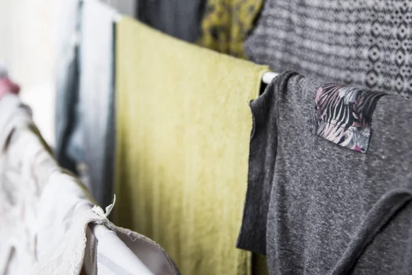 Temiz yıkanmış çamaşır evde kurutulur