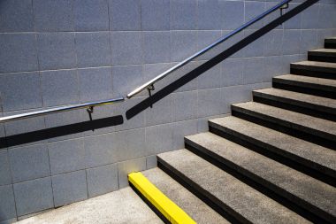 Korkuluk ile sokak pedestrian crossing ve duvar çinileri ile gri adımları