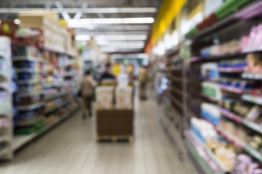 Satılık farklı ürünlerle bir süpermarkette raflar