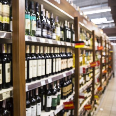 Satılık farklı ürünlerle bir süpermarkette raflar