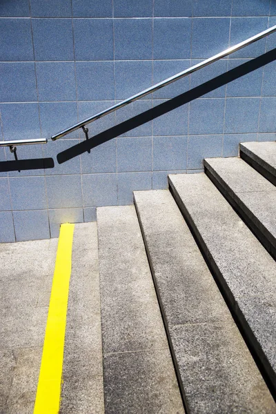 Šedá kroky ulice pedestrian crossing s zábradlí a stěnu s kameny — Stock fotografie