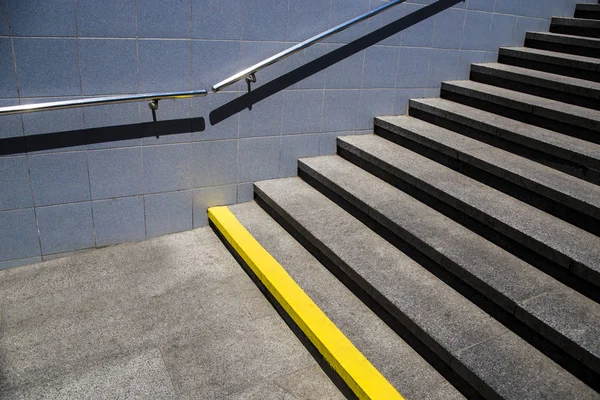 Escalones grises de paso peatonal de calle con barandilla y pared con azulejos —  Fotos de Stock