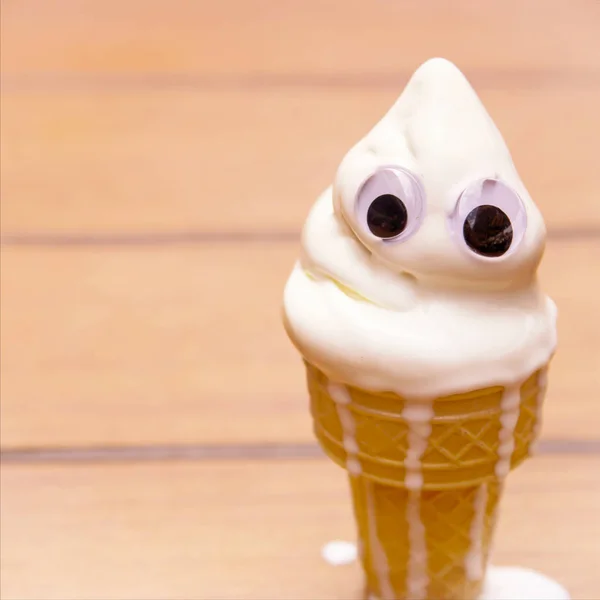 De witte hoorn gesmolten in de zomerzon en droop — Stockfoto