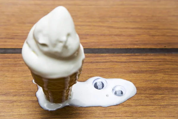 De witte hoorn gesmolten in de zomerzon en droop — Stockfoto