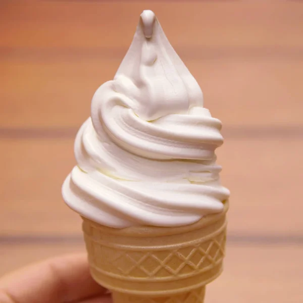 Холодний освіжаючий літній десерт морозиво — стокове фото