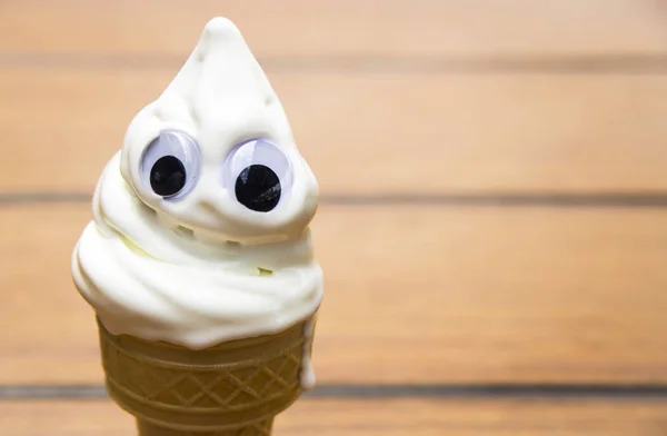 De witte hoorn gesmolten in de zomerzon en droop — Stockfoto