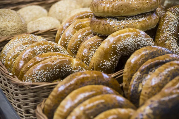 Nerede buns sepetleri satılmaktadır süpermarkette ekmek bölümü — Stok fotoğraf