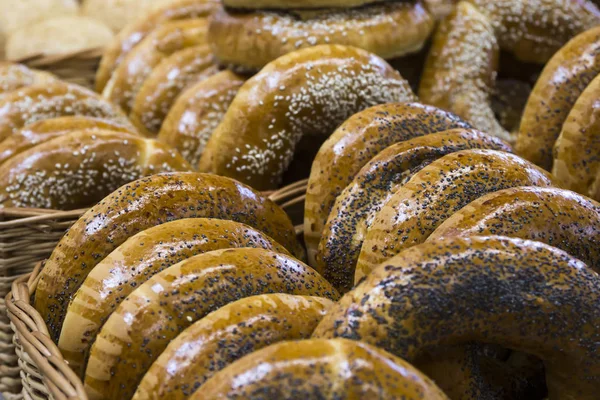 Brotabteilung im Supermarkt, wo Brötchen aus Körben verkauft werden — Stockfoto